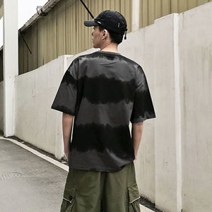 เสื้อยืดโอเวอร์ไซส์ทรงบ็อกซี่ ฮิปฮอป ผ้าแคนวาสหนา 140gsm ทรงดรอปโชว์เดอร์ พิมพ์ลายกราฟิก ล้างสีแบบแอซิดวอช สั่งทำได้ สำหรับผู้ชาย - Product Image 5