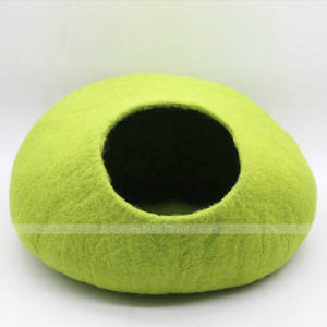 Lit pour animal de compagnie monocouche feutrée en laine de Nouvelle-Zélande FY-CC-002 Grotte de chat chaleureuse et confortable faite à la main par des femmes qualifiées Artisans Népal - Product Image 1