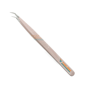 Pince à épiler de précision TEEJAY 10 mm, à angle de 45 degrés, pointe de 7 mm, rose poudré, en acier inoxydable, avec revêtement en poudre, pour isolation et volume, avec poignée diamantée - Product Image 1