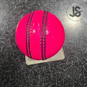 Balles de cricket de haute qualité fabriquées au Pakistan, exportées, rouge, blanc et rose, balles de cricket en cuir dur, balles de match, logo personnalisé - Product Image 2
