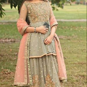 Elegante vestido de fiesta con hermoso bordado en una elegante kurta con lehenga para fiestas/bodas -2020 - Product Image 1