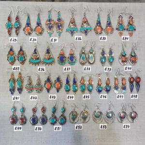 Pendientes de Moda para Niños, de Aleación de Cobre Plateado con Coral, Hechos a Mano en Nepal - Product Image 2