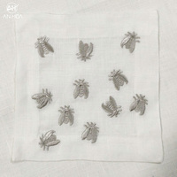 100% serviettes de cocktail en lin blanc, carré de 6 "* 6" avec broderie d'abeilles grises