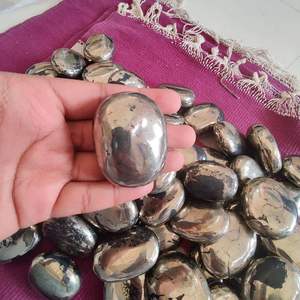 Pierre de paume en pyrite naturelle sculptée en gros, Feng Shui, amour, pierre précieuse métaphysique, décoration de la maison, méditation, souvenir direct - Product Image 5