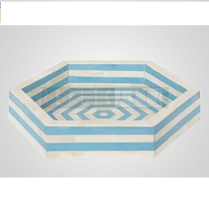 Plateau de service en résine Premium Maximus International MS-104, design hexagonal élégant, plateau décoratif pour aliments, cadeau pour la table à manger à la maison - Product Image 1