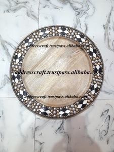 Plateau de service rond en bois et incrustation d'os de style marocain Plateau de présentation élégant pour chocolat Plats pour maison de luxe Hôtel au meilleur prix - Product Image 4