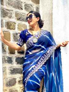 Dernier sari en georgette imprimé bleu de couleur indienne de designer Leheriya avec bordure en dentelle brodée et chemisier pour femmes, fête de mariage - Product Image 2