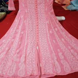 Superbe robe en aline longue au sol avec broderie lourde Chikankari parfaite pour les femmes à la recherche de mode classique et ethnique - Product Image 3