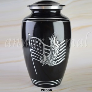 Suministros Caja de cenizas Urna memorable para cenizas humanas por India Bandera americana grabada Urnas conmemorativas de cremación de latón con bolsa de terciopelo - Product Image 1