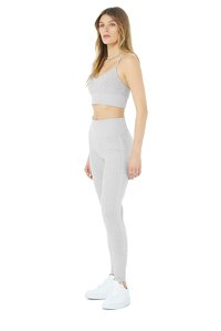 Conjunto de sujetador y mallas para mujer, ropa activa personalizada para yoga y correr, trajes especialmente diseñados para entrenamiento - Product Image 2