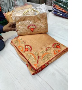 Sari indien de créateur en soie pour fêtes, avec chemisier assorti, pochette élégante, magnifique vêtement ethnique au design moderne pour mariage - Product Image 2