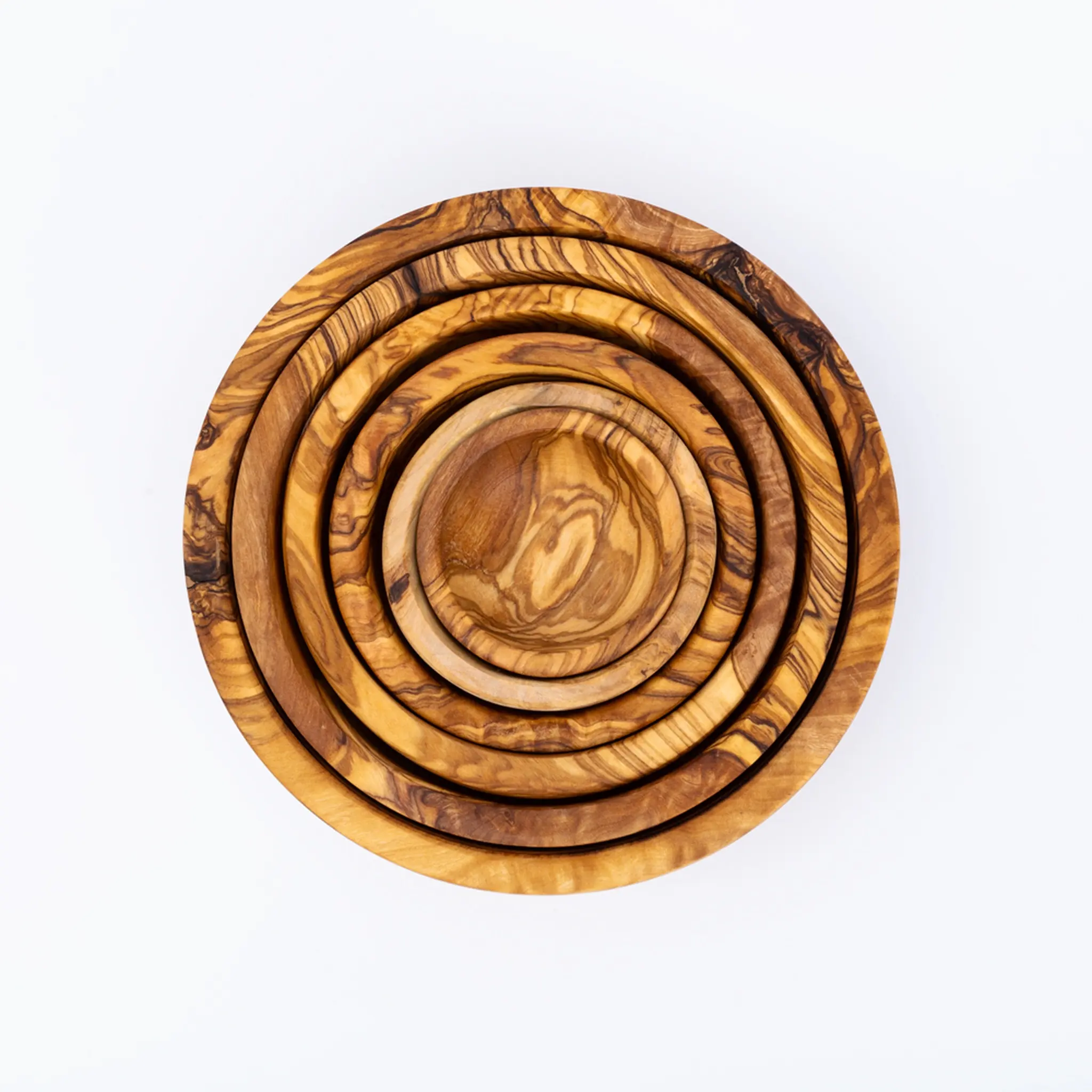 ชามไม้เป็นองค์ประกอบสำคัญในการทำน้ำสลัดโฮมเมดที่ครอบครัวของคุณต่อสู้ที่โต๊ะอาหารเย็น