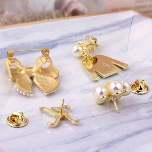 Vente en gros de perles en métal, nœud papillon pour femmes, broche personnalisée en émail, ensemble de broches - Product Image 6