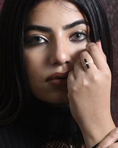 แหวนเงินแท้ 925 ประดับพลอยออนิกซ์สีดำด้าน ดีไซน์สวยงาม สำหรับผู้หญิง สวมใส่ในงานปาร์ตี้ สามารถสวมซ้อนกับแหวนอื่นได้  จำหน่ายโดยผู้จัดจำหน่ายเครื่องประดับ - Product Image 3