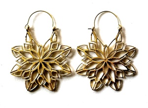 Boucles d'oreilles créoles SILVER ZONE style Bohème plaqué or motif floral, bijoux tendance pour femme, idéales pour anniversaire, vente en gros - Product Image 3