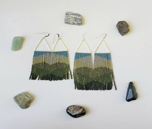 Driftless de Krissy a la Moda. Pendientes Tejidos a Mano. Pendientes de cuentas pequeñas. Pendientes con flecos. Pendientes de naturaleza. Disponible en Dos Longitudes - Product Image 1