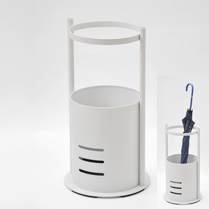 Porte-parapluie moderne en métal noir mat en forme de 8 avec plateau en plastique - Product Image 6