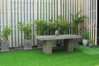 Table à manger rectangulaire en béton légère et moderne, personnalisable, avec base double, coussin imperméable à séchage rapide, pour l'extérieur et le salon.