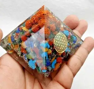 Großhandel Hochwertige 7 Chakra Mix Chips & Rudraksha Orgon Pyramide für Meditation & Home Decoration aus Indien