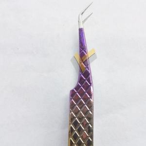 Pinzas de volumen de agarre de diamante con logotipo personalizado, acero inoxidable recubierto con plasma multicolor para extensión de pestañas sostenible, Punta puntiaguda - Product Image 4
