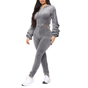 Ensemble survêtement décontracté deux pièces en velours rouge pour femme : crop top à capuche et leggings coupe ajustée – Tenue automne - Product Image 3