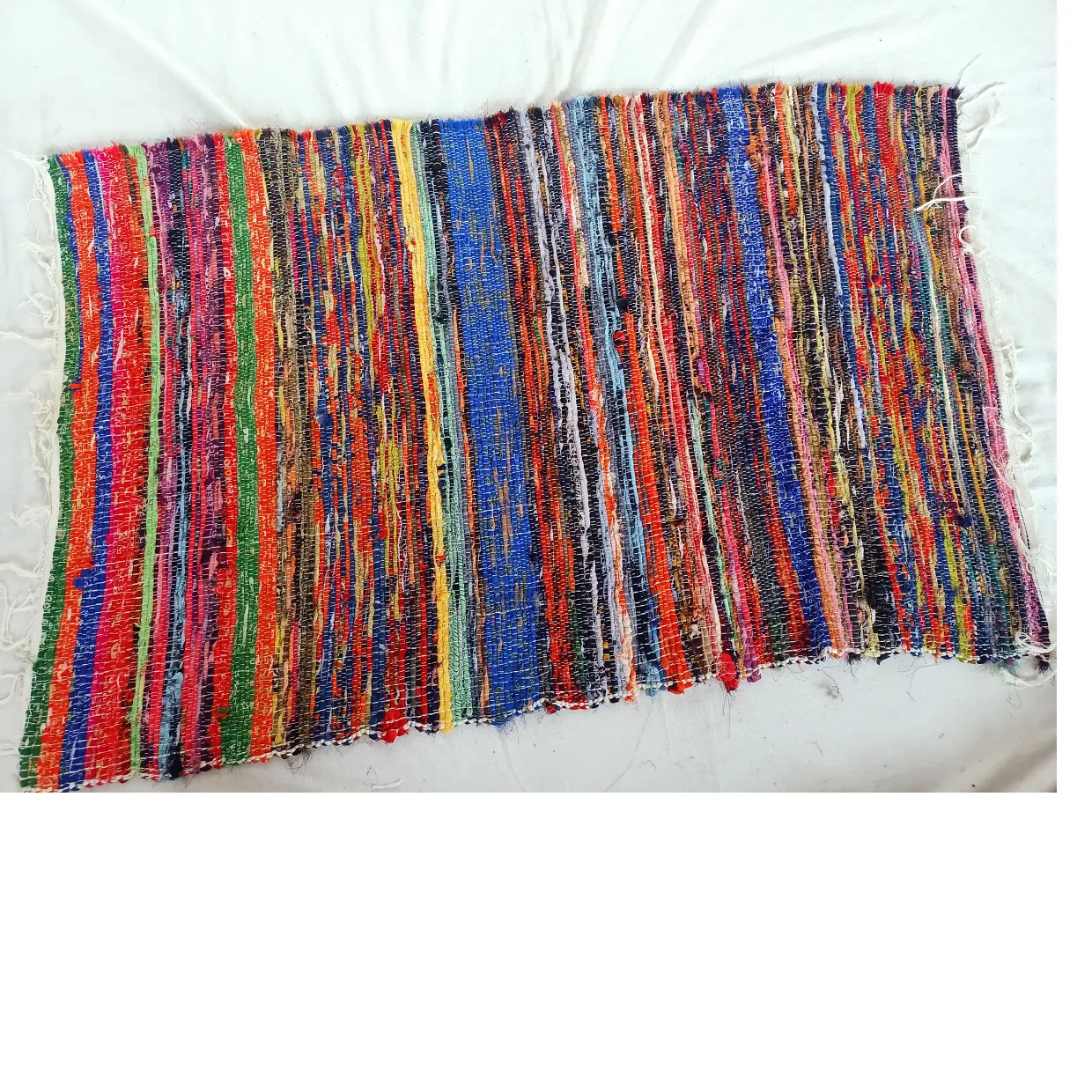 Tappeti in tessuto riciclato su misura realizzati con tessuti riciclati multicolori adatti per interior designer