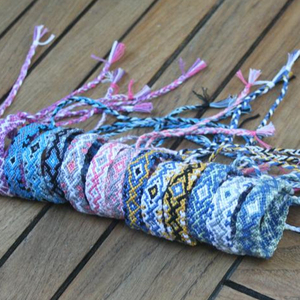 สร้อยข้อมือถักมือแฮนด์เมด - สร้อยข้อมือมิตรภาพ - Product Image 1