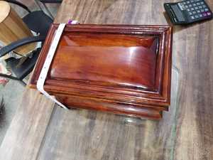 Urna de cremación superior de madera de estilo americano antiguo de Brassworld India Funeral Supplies - Product Image 3