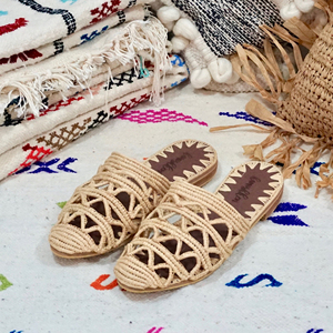 Babouche en raphia faite à la main - Découpes - Créations véganes faites à la main - Product Image 1