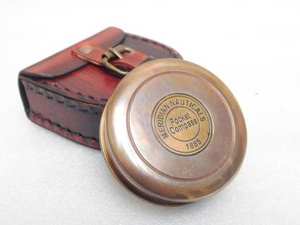 เข็มทิศแม่เหล็กเดินเรือทองเหลืองแนววินเทจโบราณการเดินเรือขนาด2.5นิ้วพร้อมเคสหนังพรีเมี่ยมและลุคเปล่งประกาย - Product Image 2