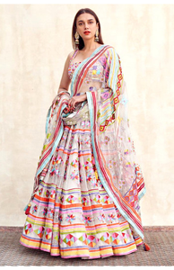 ชุดเลเฮนกา โจลี ดูปัตตา ผ้าไหมจอร์เจตต์ งานปักหนัก ประดับมุกและคริสตัล เหมาะสำหรับงานแต่งงานและงานเลี้ยง ซักได้ ชุดสำหรับผู้หญิง - Product Image 3