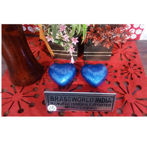 Urna de cremación azul con textura de corazón de latón, suministros funerarios, Brassworld, India - Product Image 1
