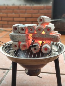 ALLUMAGE RAPIDE DE QUALITÉ CKT-AA CHARBON DE BOIS DE SCIE HEXAGONAL À FAIBLE TENEUR EN CENDRES Écologique 4-6 Heures Temps de combustion Fabriqué à la machine - Product Image 2