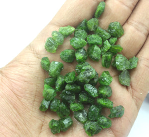 Haute qualité 25 pièces Tourmaline verte naturelle découpée à la main pierres précieuses en vrac non traitées pour la fabrication de bijoux en gros - Product Image 3