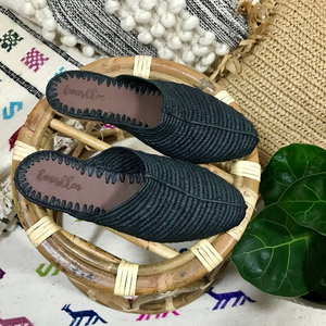 Pantuflas Babouche de Rafia Hechas a Mano - Negras - Felicidad Vegana Hecha a Mano - Product Image 1