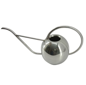 Pichet à vin moderne en acier inoxydable avec bec verseur col de cygne et poignée ergonomique pour bar et salle à manger. - Product Image 1