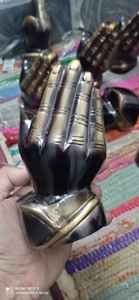 Urna funeraria de mano rezando de latón marrón oscuro Suministro de metal de estilo americano para adultos de Brassworld India - Product Image 6