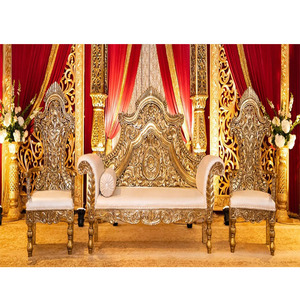 Canapé royal en métal doré sculpté avec chaises Ensemble de meubles de mariage sculpté en or Ensemble exclusif de canapés Maharaja pour mariage - Product Image 1