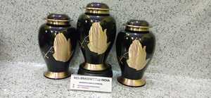 Urna de cremación de mano rezando de Brassworld India Suministros funerarios Premium - Product Image 5