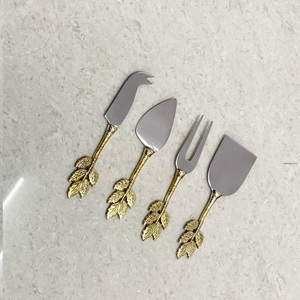 Outils de coupe de fromage de qualité supérieure Ensemble de couteaux à fromage en acier inoxydable au design élégant avec outils de cuisine décoratifs à manche doré - Product Image 3