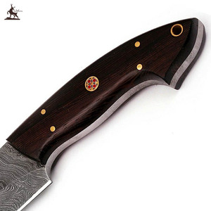 Couteau de chasse damas fait main personnalisé en bois de noyer avec clips en acier supporté par l'OEM - Product Image 6