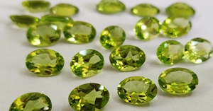 Peridoto Natural de corte ovalado, de 3 a 8x4mm x 10 mm - Product Image 3