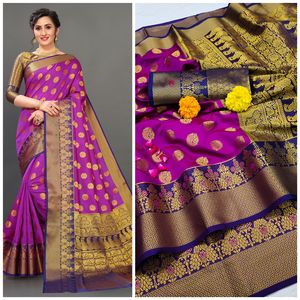 ผ้าไหม Lichi บริสุทธิ์ด้วยการทอผ้า Zari สีทองที่สวยงามด้วยผ้าไหม Pallu ที่อุดมไปด้วยสีสันสดใสพร้อมชุดโบลเดอร์จับคู่ความคมชัด