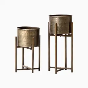 Macetero de Metal con forma personalizada S/2, soporte de hierro para jardín y uso doméstico, plantador de suelo de latón antiguo - Product Image 1