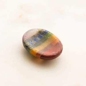 Pierre de poche polie à sept chakras | Pierre de poche à 7 chakras de haute qualité | Pierre de pouce en cristal de guérison - Product Image 1