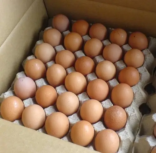Свежие коричневые яйца и белые яйца высокого качества