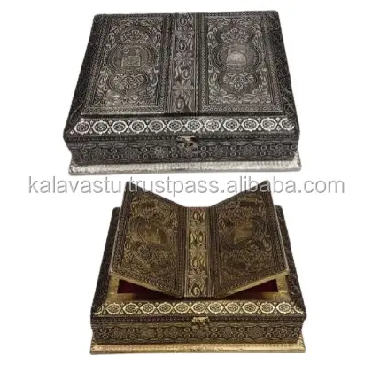 装飾的な木製とアルミニウムのシートに取り付けられた本の読書スタンドと箱の宗教的なアイテム