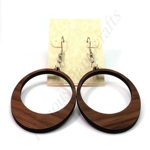 Boucle d'oreille en bois à la mode avec design de visage rond matériau imitation perle dernière technologie de coupe - Product Image 1