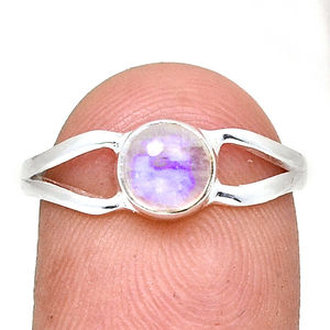 แหวนมูนสโตนสีรุ้งธรรมชาติ ทำมือ เงินแท้ 925 ประดับพลอย ดีไซน์ทันสมัย สำหรับงานแต่งงาน มูนสโตนสีน้ำเงิน รับผลิตแบบ ODM OEM - Product Image 1