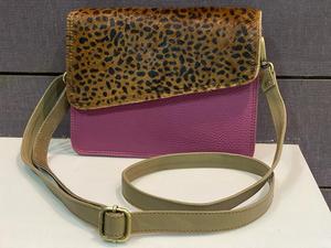 Bolso de mano de piel reciclada, bandolera de cuero con estampado Animal multicolor - Product Image 3